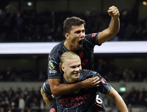 Man City vươn lên ngôi đầu, nắm quyền tự quyết trong cuộc đua vô địch Premier League- Ảnh 1. Niềm vui của Haaland sau khi ghi bàn giúp Man City đánh bại Tottenham - Ảnh: REUTERS