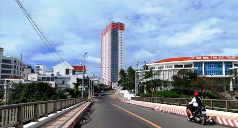 Chưa cấp giấy tờ cho người mua chung cư vì vướng nhiều thủ tục- Ảnh 1. Chủ dự án chung cư Napolenon Castle I, tại TP Nha Trang, bán căn hộ đã thu tiền của dân nhiều năm nhưng đến nay tỉnh Khánh Hòa vẫn chưa xác định lại giá đất dự án để làm thủ tục cấp giấy tờ cho dân - Ảnh: PHAN SÔNG NGÂN