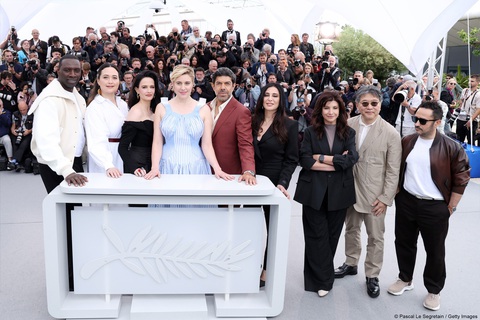 Omar Sy, Lily Gladstone, Eva Green, Greta Gerwig, Pierfrancesco Favino, Nadine Labaki, Ebru Ceylan, Hirokazu Kore-eda, and Juan Antonio Bayona (Thứ 4 từ trái qua) Chủ tịch ban giám khảo Greta Gerwig cùng 8 vị giám khảo Omar Sy, Lily Gladstone, Eva Green, Pierfrancesco Favino, Nadine Labaki, Ebru Ceylan, Hirokazu Kore-eda, và Juan Antonio Bayona đã tập trung tại khách sạn Martinez tối qua để ăn tối trước đêm khai mạc.
