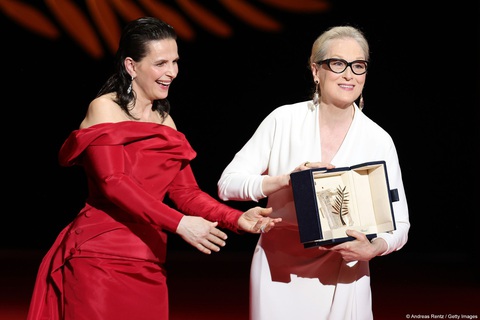 Meryl Streep nhận Cành cọ vàng danh dự, từng nghĩ kết thúc sự nghiệp ở tuổi 40- Ảnh 5. Juliette Binoche trao giải Cành cọ vàng danh dự cho Meryl Streep - Ảnh: Getty Images