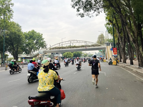 Biết nguy hiểm, sao vẫn chen chân chạy bộ dưới lòng đường?- Ảnh 5. Một thanh niên chạy bộ