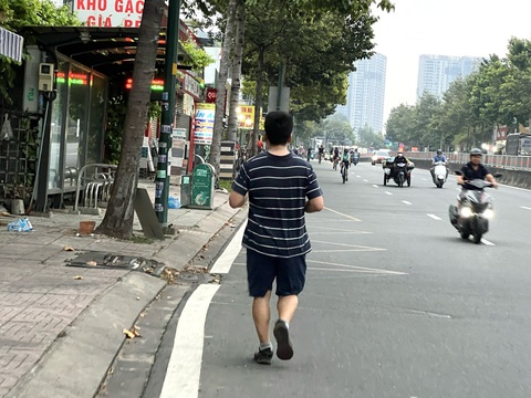 Biết nguy hiểm, sao vẫn chen chân chạy bộ dưới lòng đường?- Ảnh 4. Chạy ngược chiều trên đường Phạm Văn Đồng