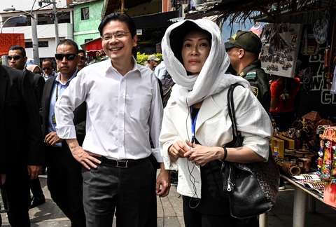 Ông Hoàng Tuần Tài cùng vợ trong chuyến công tác nước ngoài năm 2019 - Ảnh: AFP Ông Hoàng Tuần Tài cùng vợ trong chuyến công tác nước ngoài năm 2019 - Ảnh: AFP