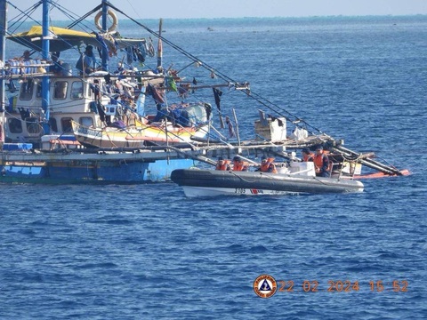 Philippines cử thêm 3 tàu bảo vệ đến bãi cạn Scarborough, Trung Quốc lên tiếng- Ảnh 1. Lực lượng hải cảnh Trung Quốc trên chiếc thuyền bơm hơi theo dõi một tàu cá Trung Quốc gần bãi cạn Scarborough do Trung Quốc kiểm soát vào tháng 2-2024 - Ảnh: AFP