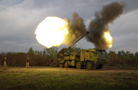 Lực lượng Ukraine chiến đấu ở vùng Kharkov ngày 21-4 - Ảnh: AFP Lực lượng Ukraine chiến đấu ở vùng Kharkov ngày 21-4 - Ảnh: AFP