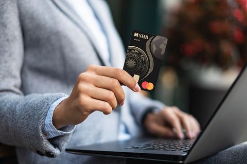 Nâng tầm đẳng cấp ẩm thực chỉ bằng chiếc thẻ của SHB- Ảnh 3. Thẻ SHB Mastercard World được xem là 'chìa khóa' giúp khách hàng mở cánh cửa ra thế giới - Ảnh: SHB