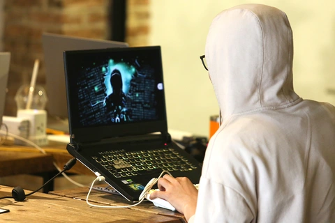 Hacker có nhiều thủ đoạn tinh vi để xâm nhập tài khoản ngân hàng, mạng xã hội của người dùng - Ảnh: PHƯƠNG QUYÊN Hacker có nhiều thủ đoạn tinh vi để xâm nhập tài khoản ngân hàng, mạng xã hội của người dùng - Ảnh: PHƯƠNG QUYÊN