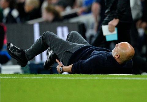 Pep Guardiola ‘té xỉu’ sau cú sút của Son Heung Min- Ảnh 1. Pep Guardiola ‘té xỉu’ sau cú sút của Son Heung Min