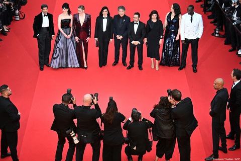 Lễ hội điện ảnh lớn nhất hành tinh Cannes 2024, khai màn thảm đỏ, Messi xuất hiện- Ảnh 1. Ban giám khảo Cannes 2024 trên thảm đỏ khai mạc liên hoan phim