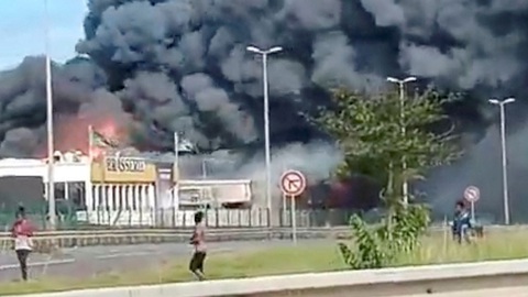 Khói bốc lên từ đám cháy trong cuộc bạo loạn ở Noumea, New Caledonia. Ảnh: Reuters Khói bốc lên từ đám cháy trong vụ bạo loạn ở Noumea, New Caledonia - Ảnh: Reuters