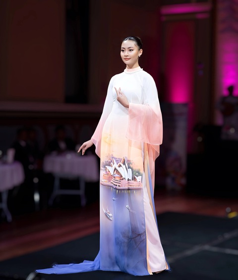 Hoa hậu Xuân Hạnh trình diễn thiết kế vẽ Nhà hát opera Sydney của Úc - Ảnh: BTC Hoa hậu Xuân Hạnh trình diễn thiết kế vẽ Nhà hát opera Sydney của Úc - Ảnh: BTC