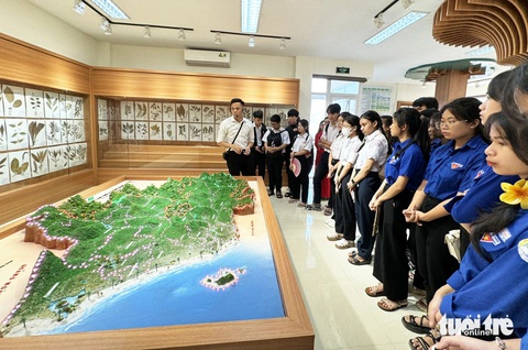 Ngắm tiêu bản hươu sao, tê tê Java, đồi mồi dứa... tại bảo tàng đa dạng sinh học cấp tỉnh- Ảnh 9. Học sinh ở TP Tam Kỳ tham quan bảo tàng - Ảnh: LÊ TRUNG