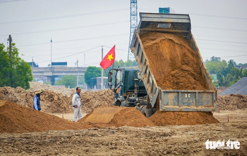 'Siêu' nút giao Mỹ Yên, nối 3 cao tốc: TP.HCM - Trung Lương, Bến Lức - Long Thành và vành đai 3- Ảnh 1. Cấp tập xây dựng tại công trường xây dựng đường nhánh ở nút giao Mỹ Yên (xã Mỹ Yên, huyện Bến Lức, tỉnh Long An) ghi nhận chiều 14-5 - Ảnh: CHÂU TUẤN