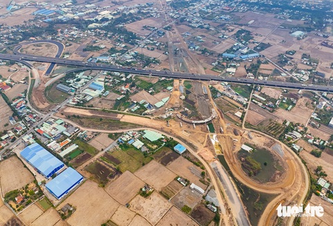 'Siêu' nút giao Mỹ Yên, nối 3 cao tốc: TP.HCM - Trung Lương, Bến Lức - Long Thành và vành đai 3- Ảnh 2. Toàn cảnh nút giao Mỹ Yên nhìn từ trên cao. Hiện tại các luồng tuyến, đường dẫn đã hiện rõ, một số nhánh được trải nhựa - Ảnh: ĐỨC PHÚ