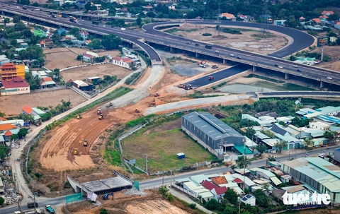 'Siêu' nút giao Mỹ Yên, nối 3 cao tốc: TP.HCM - Trung Lương, Bến Lức - Long Thành và vành đai 3- Ảnh 8. Trong khi đó, đoạn dài 700m (nơi Công ty TNHH Thảo Lan Việt Nam đòi đào cát chở về trước kia) cũng đang có mặt của nhiều máy móc, công nhân làm việc - Ảnh: ĐỨC PHÚ