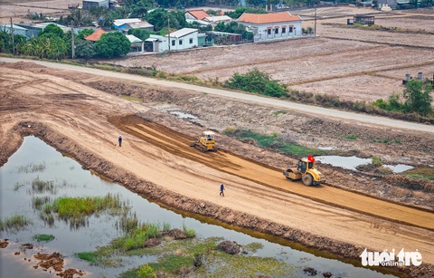 'Siêu' nút giao Mỹ Yên, nối 3 cao tốc: TP.HCM - Trung Lương, Bến Lức - Long Thành và vành đai 3- Ảnh 9. Từ khu vực hoang hóa không bóng người, công trường lau sậy, đất đá ngổn ngang, đến nay máy móc hoạt động ầm ĩ, các hạng mục đường sá, cầu vượt dần thành hình - Ảnh: LÊ PHAN