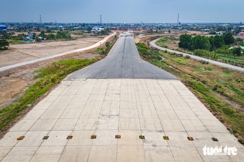 'Siêu' nút giao Mỹ Yên, nối 3 cao tốc: TP.HCM - Trung Lương, Bến Lức - Long Thành và vành đai 3- Ảnh 13. Trong ảnh là khu vực dự kiến đặt trạm BOT, đoạn nối cao tốc Bến Lức - Long Thành và vành đai 3 TP.HCM sau khi hoàn thành - Ảnh: CHÂU TUẤN