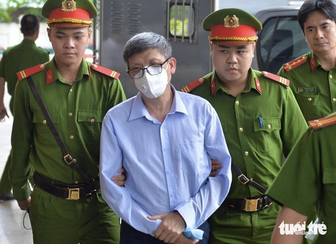 Cựu bộ trưởng Bộ Y tế Nguyễn Thanh Long hầu tòa phúc thẩm- Ảnh 1. Cựu bộ trưởng Bộ y tế Nguyễn Thanh Long được dẫn giải đến tòa sáng ngày 15-5 - Ảnh: DANH TRỌNG