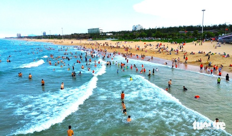 TP Tuy Hòa sẽ trang bị máy bay không người lái để cứu người đuối nước. Trong ảnh là người dân và du khách đang tắm biển ở các bãi tắm trên địa bàn TP Tuy Hòa - Ảnh: NGUYỄN HOÀNG Người dân và du khách tắm biển ở TP Tuy Hòa - Ảnh: NGUYỄN HOÀNG