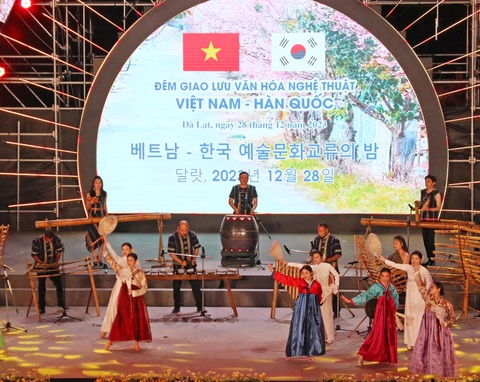Sẽ có lễ hội âm nhạc Hàn Quốc trong Festival hoa Đà Lạt 2024- Ảnh 1. Đêm giao lưu văn hóa nghệ thuật Đà Lạt (Việt Nam) - Chuncheon (Hàn Quốc) vào cuối tháng 12-2023 - Ảnh: UBND Đà Lạt