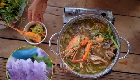 Những món ngon bình dị- Ảnh 1. Nồi lẩu mắm và hoa lục bình hái trên sông làm rau - Ảnh: AFN