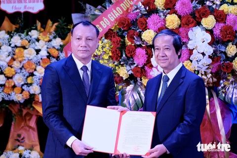 'Trường đại học Sư phạm Hà Nội là trường quan trọng nhất trong các trường quan trọng'- Ảnh 1. Bộ trưởng Nguyễn Kim Sơn (phải) trao quyết định công nhận hiệu trưởng Trường đại học Sư phạm Hà Nội cho tân hiệu trưởng PGS.TS Nguyễn Đức Sơn - Ảnh: NGUYÊN BẢO