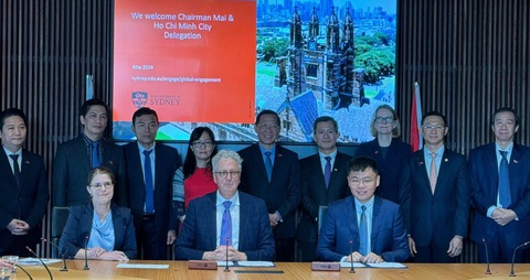 TP.HCM và Đại học Sydney hợp tác về y tế và tăng trưởng xanh, bền vững- Ảnh 1. Biên bản ghi nhớ giữa Viện Nghiên cứu phát triển TP.HCM, Viện Net Zero và Viện Đại học Sydney Việt Nam đã được ký kết bởi giáo sư Scott, giám đốc Viện Net Zero, giáo sư Deanna D'Alessandro và tiến sĩ Trương Minh Huy Vũ, phó viện trưởng Viện Nghiên cứu phát triển TP.HCM - Ảnh: T.M.