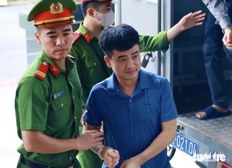 Tổng giám đốc Việt Á xin tòa giải đáp một số thắc mắc để 'đi tù tâm lý thoải mái hơn'- Ảnh 1. Bị cáo Phan Quốc Việt được dẫn giải đến tòa - Ảnh: DANH TRỌNG