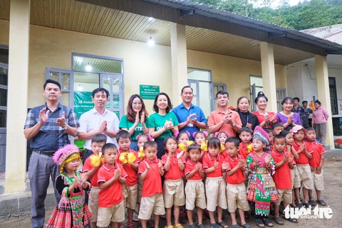 Có phòng học mới, cô trò không sợ mưa gió trên đỉnh cheo leo nữa- Ảnh 1. Khánh thành, bàn giao, đưa vào sử dụng công trình điểm trường Nà Sản A, huyện Điện Biên Đông, tỉnh Điện Biên - Ảnh: HÀ THANH