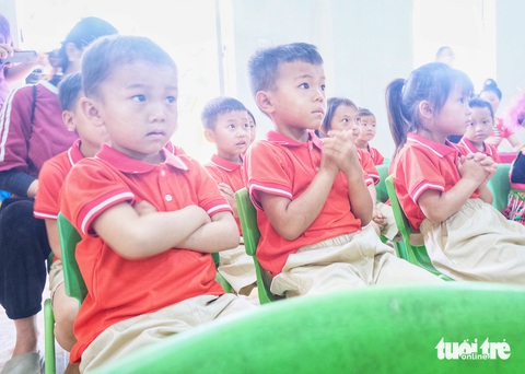 Có phòng học mới, cô trò không sợ mưa gió trên đỉnh cheo leo nữa- Ảnh 3. Có phòng học mới, các em học sinh và cô giáo cắm bản không còn sợ mưa gió nữa - Ảnh: HÀ THANH