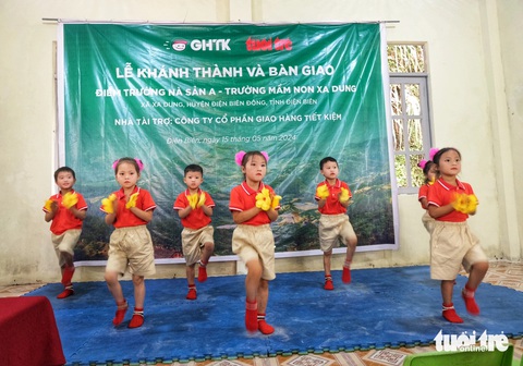 Có phòng học mới, cô trò không sợ mưa gió trên đỉnh cheo leo nữa- Ảnh 4. Niềm vui của các em học sinh điểm trường mầm non Nà Sản A - Ảnh: HÀ THANH