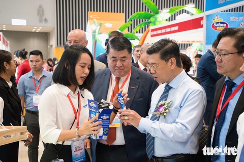 Doanh nghiệp tìm kiếm nhà nhập khẩu tại Triển lãm quốc tế ngành lương thực, thực phẩm ở TP.HCM- Ảnh 1. Đoàn lãnh đạo tham quan các gian hàng trưng bày trong triển lãm. Các gian hàng về trà, cà phê... thu hút sự quan tâm của nhà mua hàng quốc tế - Ảnh: N.BÌNH
