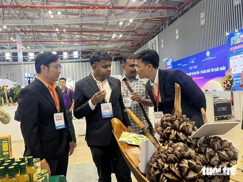 Doanh nghiệp tìm kiếm nhà nhập khẩu tại Triển lãm quốc tế ngành lương thực, thực phẩm ở TP.HCM- Ảnh 2. Các nhà mua hàng Ấn Độ dành nhiều thời gian tìm hiểu sản phẩm nông nghiệp Việt Nam - Ảnh: N.BÌNH