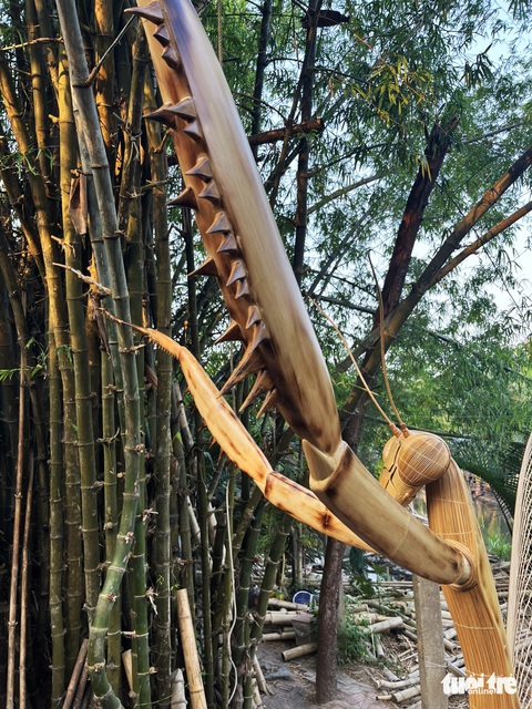 Con bọ ngựa tre 'bự' hơn con người chưa xuất xưởng đã 'sốt' rần rần trên mạng- Ảnh 2. Càng trước của mô hình con bọ ngựa tre - Ảnh: B.D.