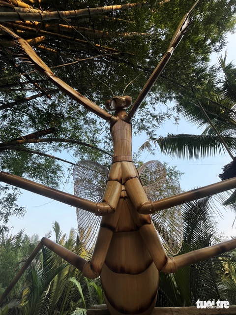 Con bọ ngựa tre 'bự' hơn con người chưa xuất xưởng đã 'sốt' rần rần trên mạng- Ảnh 4. Mô hình con bọ ngựa tre - Ảnh: B.D.