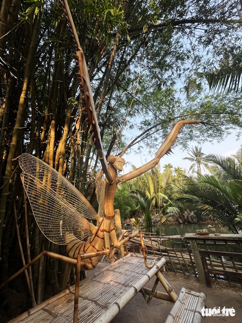 Con bọ ngựa tre 'bự' hơn con người chưa xuất xưởng đã 'sốt' rần rần trên mạng- Ảnh 6. Hình ảnh mô hình hoàn thiện của con bọ ngựa - Ảnh: B.D.
