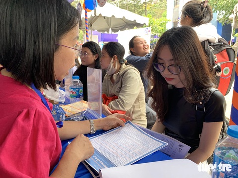 Bắt đầu đăng ký xét tuyển sớm vào Trường đại học Kinh tế - Luật- Ảnh 1. Học sinh tìm hiểu thông tin tuyển sinh và cách thức đăng ký xét tuyển vào Trường đại học Kinh tế - Luật (Đại học Quốc gia TP.HCM) tại Ngày hội tư vấn tuyển sinh - hướng nghiệp 2024 - Ảnh: TRẦN HUỲNH