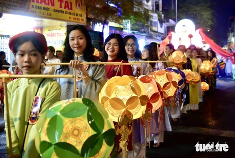 Hàng ngàn phật tử tham gia lễ rước kiệu hoa - Ảnh: T.T.D. Hàng ngàn Phật tử tham gia lễ rước kiệu hoa - Ảnh: T.T.D.