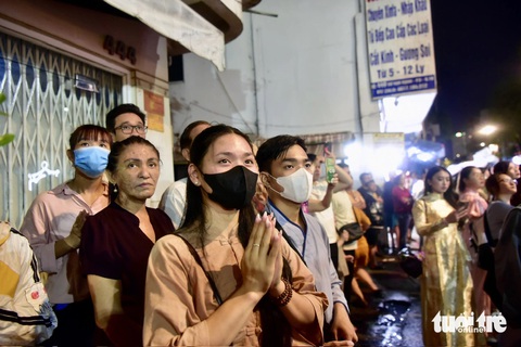 Phật tử, người dân chờ đoàn rước kiệu hoa - Ảnh: T.T.D. Phật tử, người dân chờ đoàn rước kiệu hoa - Ảnh: T.T.D.