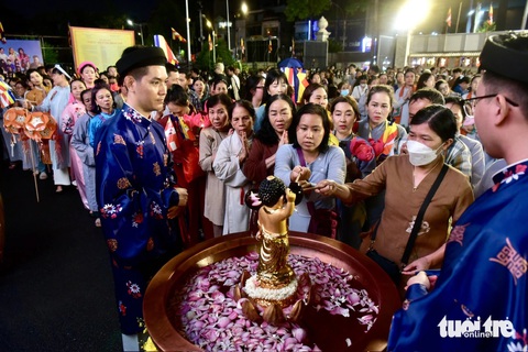 Phật tử xếp hàng làm lễ tắm Phật - Ảnh: T.T.D. Phật tử xếp hàng làm lễ tắm Phật - Ảnh: T.T.D.