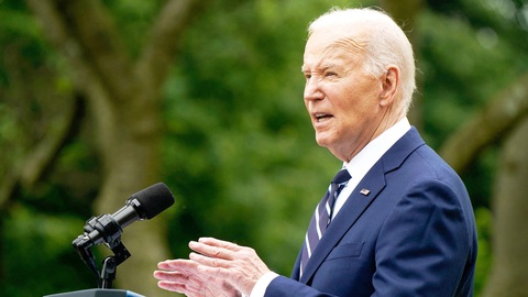 Thương chiến Mỹ - Trung leo thang, tương lai xe điện, hàng hóa về đâu?- Ảnh 1. Tổng thống Mỹ Joe Biden phát biểu về việc tăng thuế lên hàng nhập khẩu Trung Quốc ngày 14-5 - Ảnh: Reuters