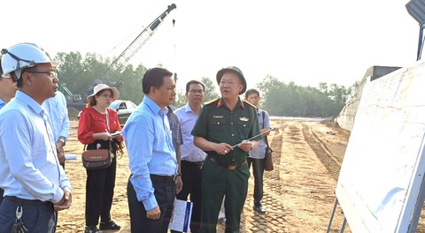 Sóc Trăng phát thông báo đăng ký nhu cầu sử dụng cát biển để làm đường cao tốc- Ảnh 1. Lãnh đạo tỉnh Sóc Trăng kiểm tra, đôn đốc tiến độ thi công đường cao tốc Châu Đốc - Cần Thơ - Sóc Trăng, đoạn qua Sóc Trăng - Ảnh: K.TÂM