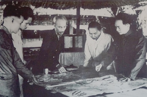 Chủ tịch Hồ Chí Minh cùng các đồng chí Trường Chinh, Phạm Văn Đồng, Võ Nguyên Giáp họp quyết định mở chiến dịch Điện Biên Phủ năm 1954 Chủ tịch Hồ Chí Minh cùng các đồng chí Trường Chinh, Phạm Văn Đồng, Võ Nguyên Giáp họp quyết định mở chiến dịch Điện Biên Phủ năm 1954