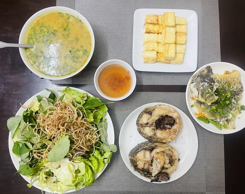 Nấu ăn tại nhà thế nào để ngon, rẻ, ít rước bệnh vào người- Ảnh 1. Những bữa cơm tại nhà sẽ giúp tiết kiệm và tốt cho sức khỏe về lâu dài hơn là thường xuyên dùng thức ăn đường phố - Ảnh minh họa: LÊ THÙY MAI