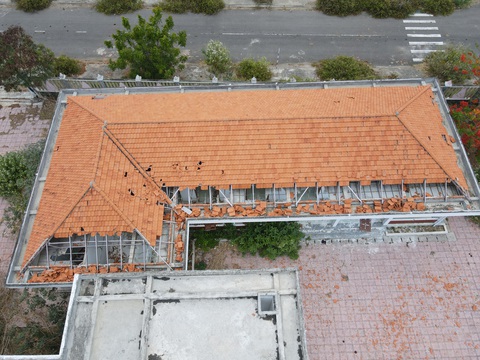Khu tái định cư xây gần 400 tỉ đồng, sau gần 10 năm chỉ có vài hộ đến ở- Ảnh 3. Mái ngói trường mầm non xuống cấp - Ảnh: TRẦN HƯỚNG