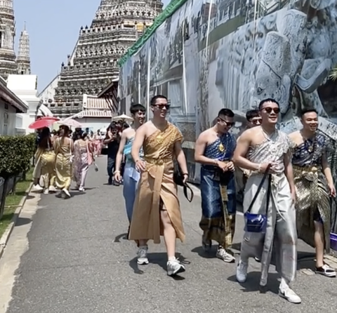 Du khách nam tại Bangkok mặc trang phục truyền thống dành cho nữ của Thái Lan - Ảnh: BANGKOK POST Du khách nam tại Bangkok mặc trang phục truyền thống dành cho nữ của Thái Lan - Ảnh: BANGKOK POST