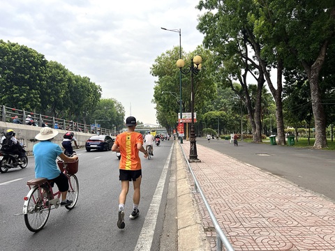 Biết nguy hiểm, sao vẫn chen chân chạy bộ dưới lòng đường?- Ảnh 2. Công viên Gia Định có nhiều không gian để chạy bộ nhưng nhiều người chạy dưới lòng đường - Ảnh: XUÂN ĐOÀN