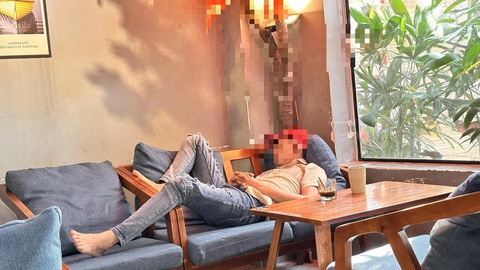 Nằm dài ra ngáy ở quán cà phê: Phản cảm và làm phiền người xung quanh- Ảnh 1. Những quán cà phê có không gian thoải mái cần lắm lối hành xử văn minh của khách hàng. Trong ảnh: Khi ly cà phê còn hơn một nửa, khách hàng nam đã chìm sâu vào giấc ngủ - Ảnh: ĐỖ QUYÊN