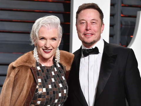 Tin tức giải trí 15-5: Mẹ của tỉ phú Elon Musk xuất hiện trên tạp chí đồ tắm- Ảnh 1. Bà Maye Musk bên cạnh cậu con trai tỉ phú Elon Musk - Ảnh: GETTY IMAGES