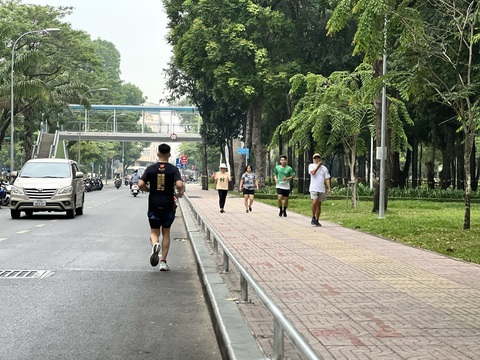 Biết nguy hiểm, sao vẫn chen chân chạy bộ dưới lòng đường?- Ảnh 7. Dù có vỉa hè rộng và thoáng, một thanh niên vẫn chạy bộ dưới lòng đường Đặng Văn Sâm, quận Gò Vấp - Ảnh: XUÂN ĐOÀN